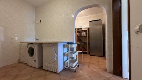 Elegante Moradia V5 com Piscina, Jacuzzi e Amplas Áreas de Lazer