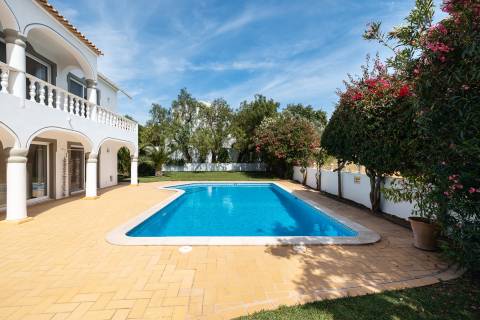 Espaçosa Moradia T7 com Piscina Aquecida e Jardins Paisagísticos