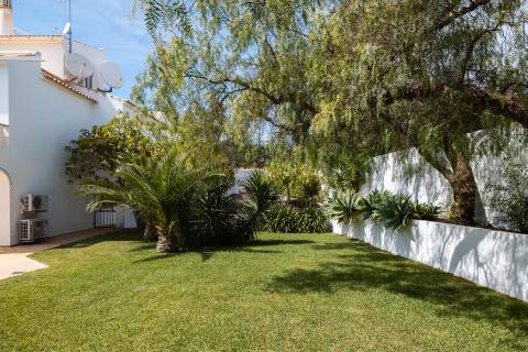 Espaçosa Moradia T7 com Piscina Aquecida e Jardins Paisagísticos