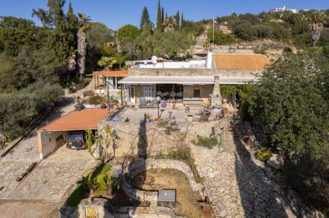 Propriedade Única em Zona Privilegiada com Vista Mar e Piscina - Loulé