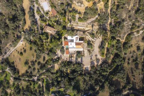 Propriedade Única em Zona Privilegiada com Vista Mar e Piscina - Loulé