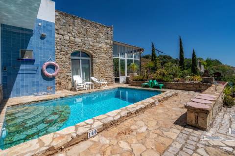 Propriedade Única em Zona Privilegiada com Vista Mar e Piscina - Loulé