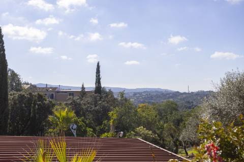 Propriedade Única em Zona Privilegiada com Vista Mar e Piscina - Loulé