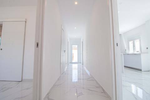 Moradia Algarvia Remodelada com 4.188 m² de Terreno Perto de Almancil