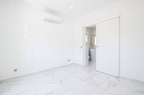 Moradia Algarvia Remodelada com 4.188 m² de Terreno Perto de Almancil