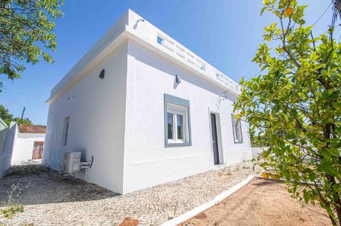 Moradia Algarvia Remodelada com 4.188 m² de Terreno Perto de Almancil