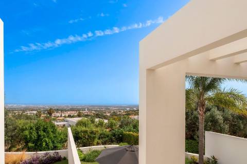 Moradia contemporânea excecional com vistas deslumbrantes sobre o mar