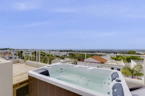Moradia nova de 3 quartos com vista mar em St.Barbara de Nexe