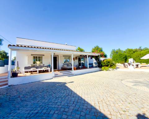 Bonita casa I 4 quartos I 130 m2 I Piscina I Pechão I Olhão