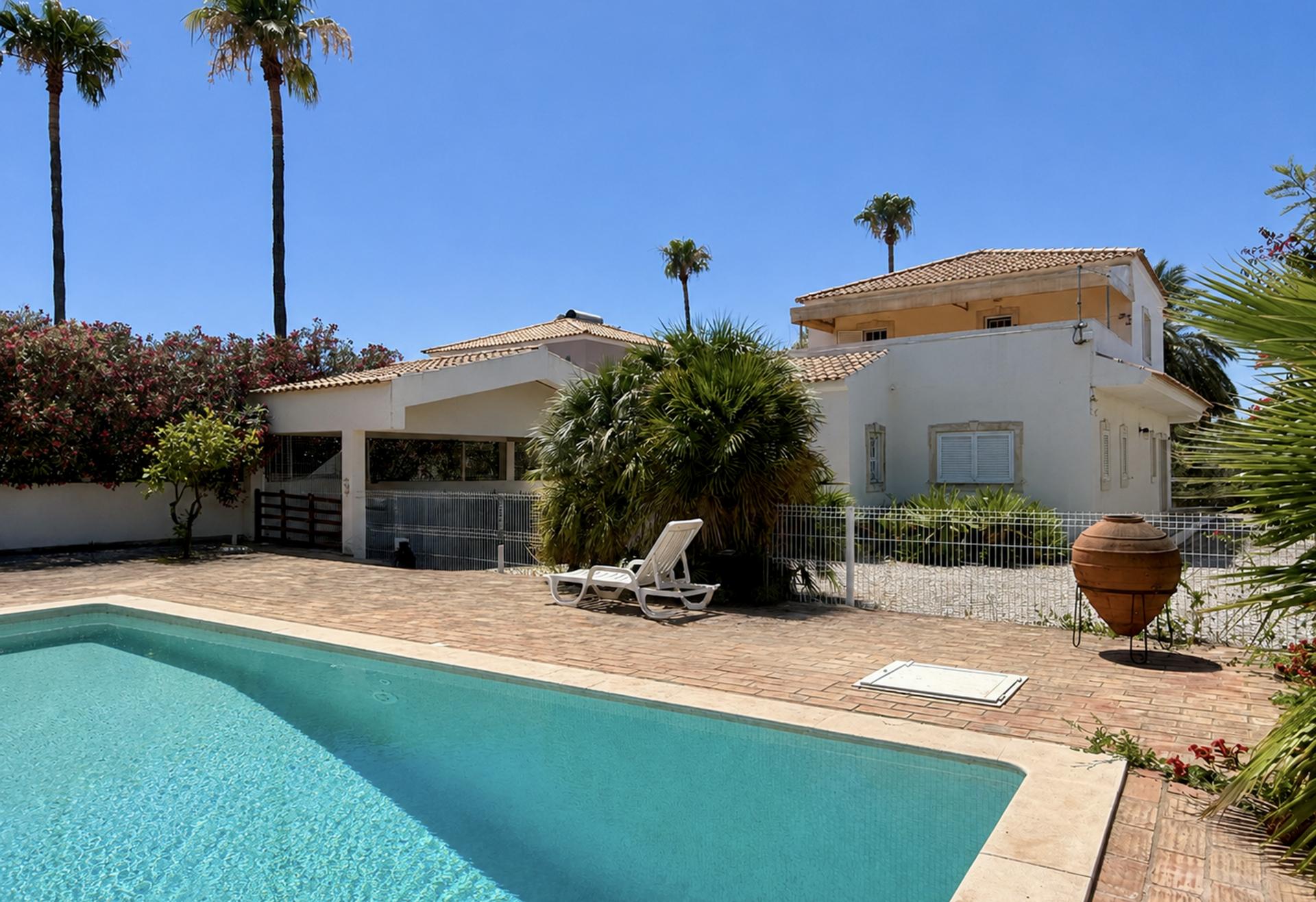 Elegante Moradia com Piscina no Triângulo Dourado