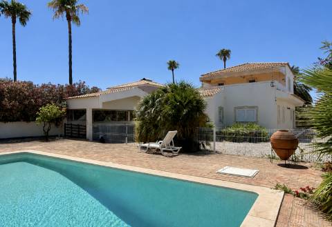 Elegante Moradia com Piscina no Triângulo Dourado