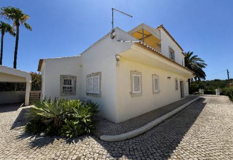 Elegante Moradia com Piscina no Triângulo Dourado