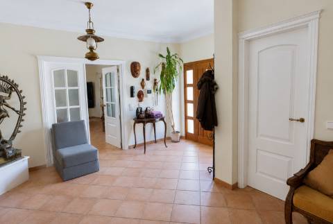 Elegante Moradia com Piscina no Triângulo Dourado