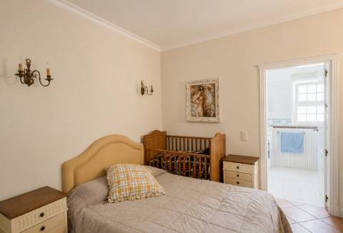 Elegante Moradia com Piscina no Triângulo Dourado