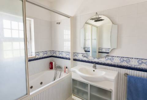 Elegante Moradia com Piscina no Triângulo Dourado