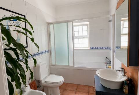 Elegante Moradia com Piscina no Triângulo Dourado