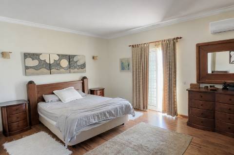 Elegante Moradia com Piscina no Triângulo Dourado