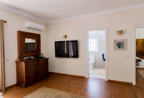Elegante Moradia com Piscina no Triângulo Dourado