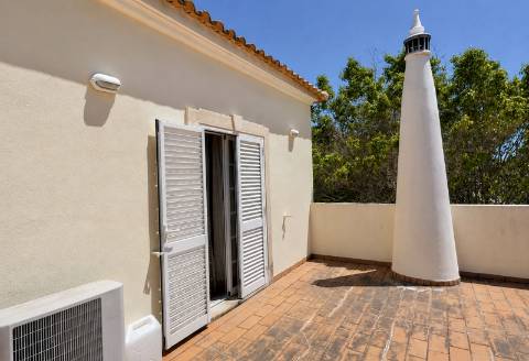 Elegante Moradia com Piscina no Triângulo Dourado