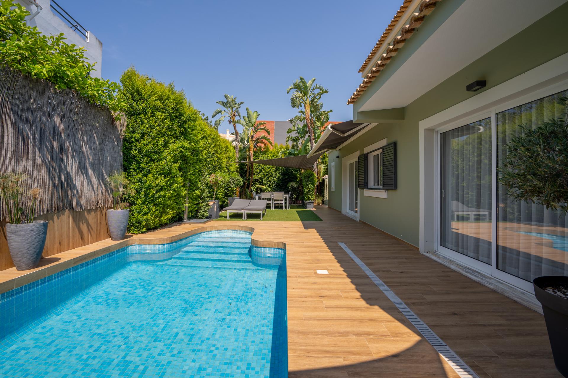 Moradia T4 Independente Renovada com Piscina e Jardim, a 5 Minutos de Faro