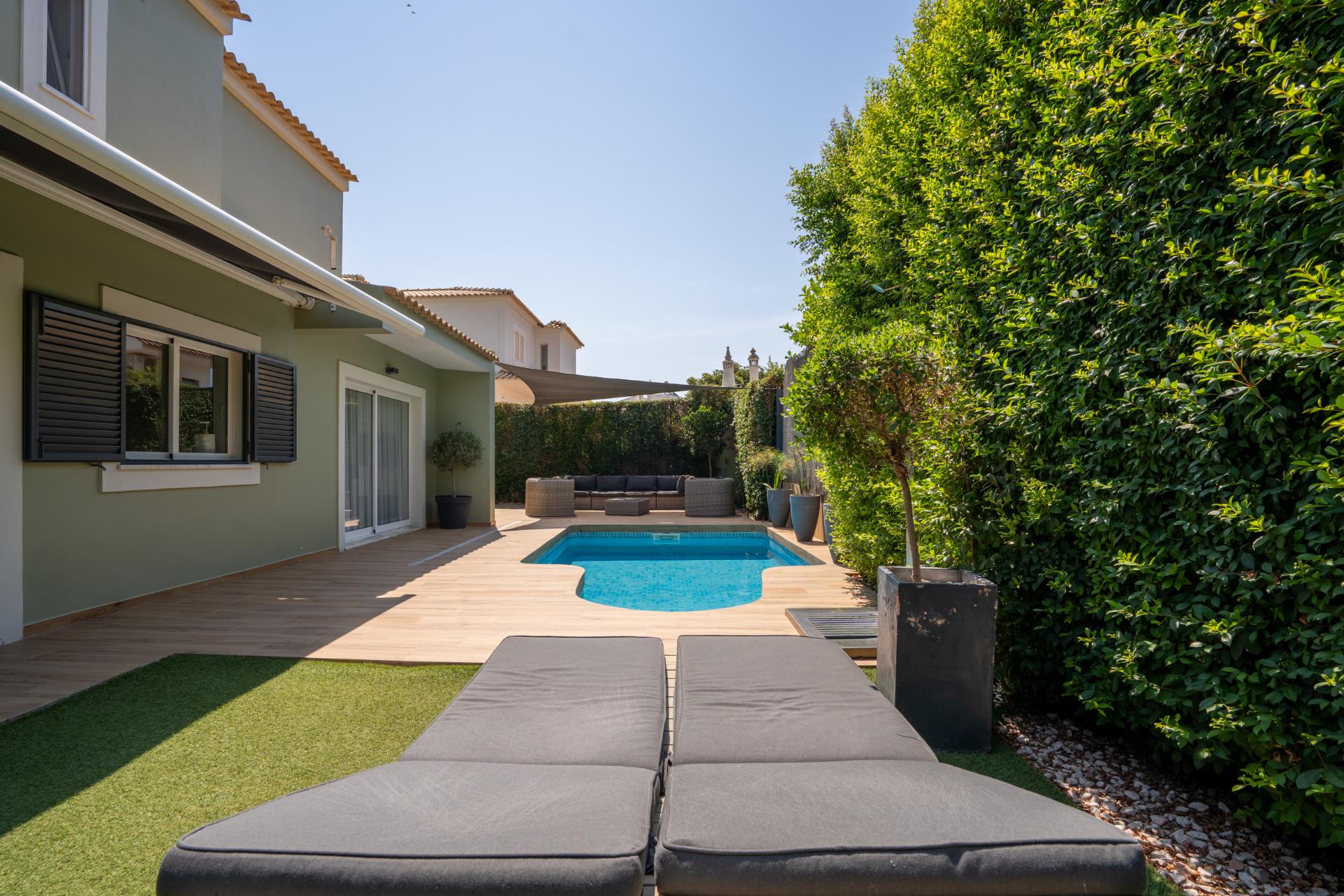 Moradia T4 Independente Renovada com Piscina e Jardim, a 5 Minutos de Faro