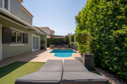 Moradia T4 Independente Renovada com Piscina e Jardim, a 5 Minutos de Faro