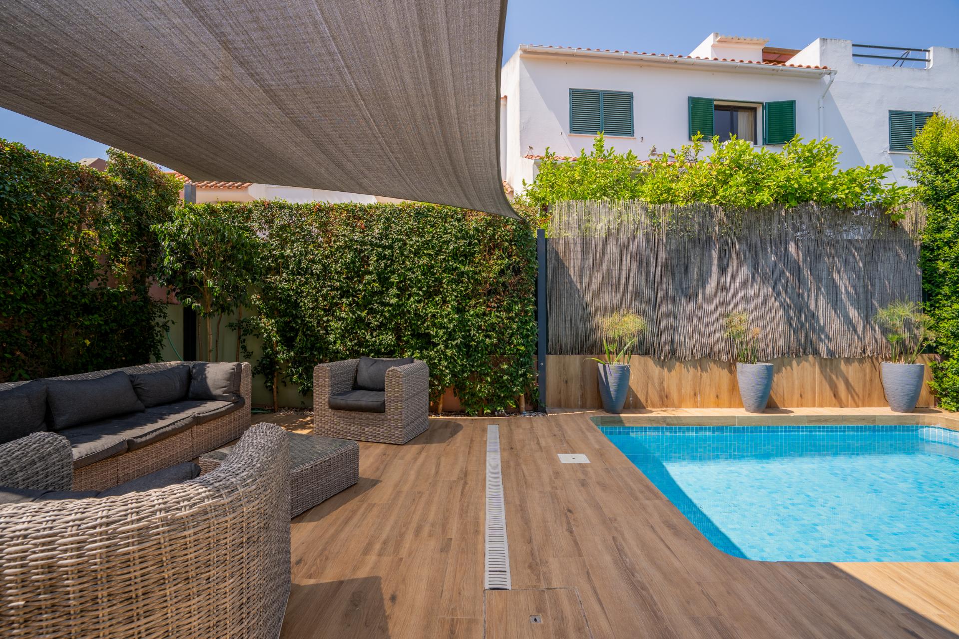 Moradia T4 Independente Renovada com Piscina e Jardim, a 5 Minutos de Faro