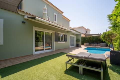Moradia T4 Independente Renovada com Piscina e Jardim, a 5 Minutos de Faro