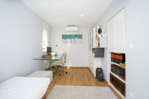Moradia T4 Independente Renovada com Piscina e Jardim, a 5 Minutos de Faro