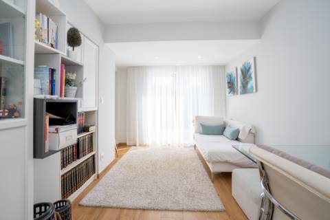 Moradia T4 Independente Renovada com Piscina e Jardim, a 5 Minutos de Faro