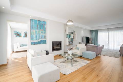 Moradia T4 Independente Renovada com Piscina e Jardim, a 5 Minutos de Faro