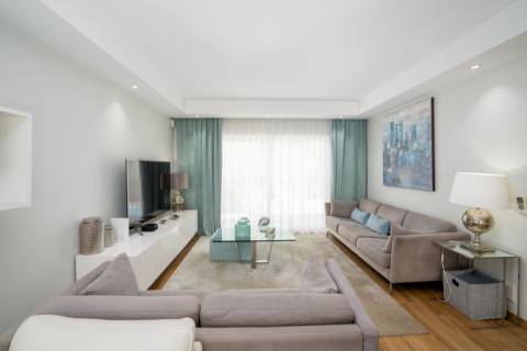 Moradia T4 Independente Renovada com Piscina e Jardim, a 5 Minutos de Faro