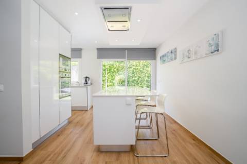 Moradia T4 Independente Renovada com Piscina e Jardim, a 5 Minutos de Faro