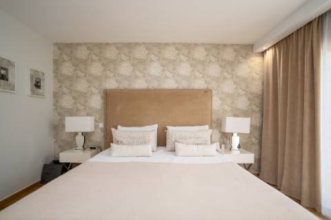 Moradia T4 Independente Renovada com Piscina e Jardim, a 5 Minutos de Faro