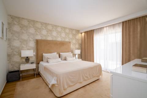 Moradia T4 Independente Renovada com Piscina e Jardim, a 5 Minutos de Faro