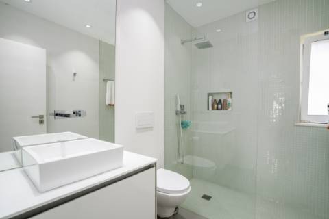 Moradia T4 Independente Renovada com Piscina e Jardim, a 5 Minutos de Faro