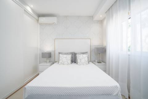 Moradia T4 Independente Renovada com Piscina e Jardim, a 5 Minutos de Faro