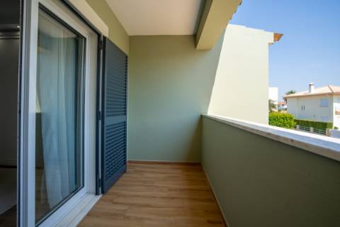Moradia T4 Independente Renovada com Piscina e Jardim, a 5 Minutos de Faro