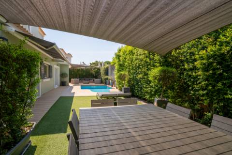 Moradia T4 Independente Renovada com Piscina e Jardim, a 5 Minutos de Faro
