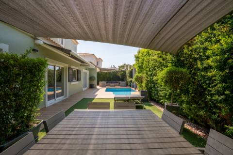 Moradia T4 Independente Renovada com Piscina e Jardim, a 5 Minutos de Faro