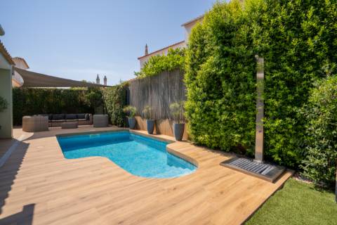 Moradia T4 Independente Renovada com Piscina e Jardim, a 5 Minutos de Faro