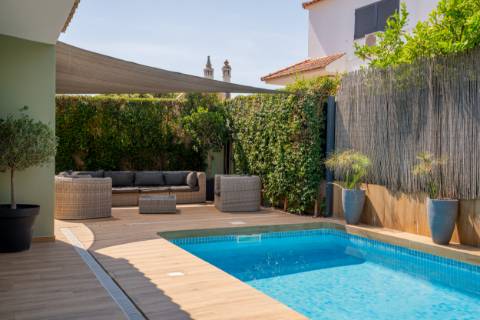 Moradia T4 Independente Renovada com Piscina e Jardim, a 5 Minutos de Faro