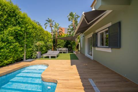 Moradia T4 Independente Renovada com Piscina e Jardim, a 5 Minutos de Faro