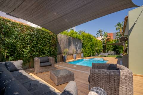 Moradia T4 Independente Renovada com Piscina e Jardim, a 5 Minutos de Faro