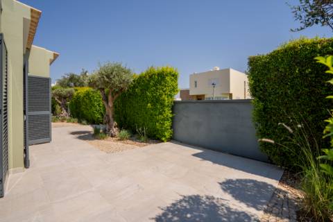 Moradia T4 Independente Renovada com Piscina e Jardim, a 5 Minutos de Faro