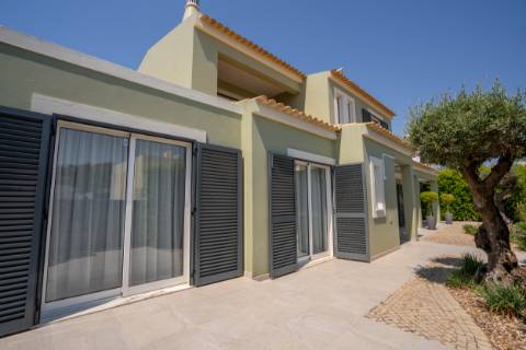 Moradia T4 Independente Renovada com Piscina e Jardim, a 5 Minutos de Faro
