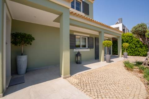 Moradia T4 Independente Renovada com Piscina e Jardim, a 5 Minutos de Faro
