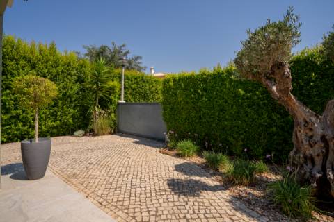 Moradia T4 Independente Renovada com Piscina e Jardim, a 5 Minutos de Faro