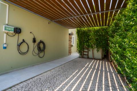 Moradia T4 Independente Renovada com Piscina e Jardim, a 5 Minutos de Faro