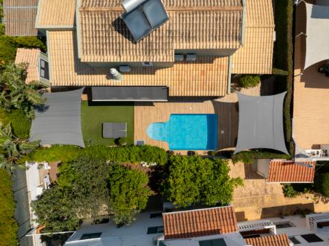 Moradia T4 Independente Renovada com Piscina e Jardim, a 5 Minutos de Faro